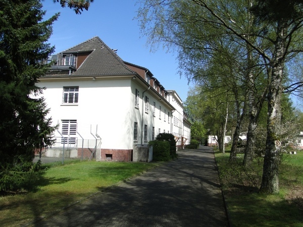 Haus 3 und Zentrale aus Süden